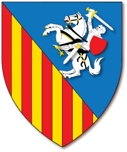 Blason tranché au un d’azur au cavalier cabré d’argent à l’écu de gueules plain, au deux palé de gueules et d’or